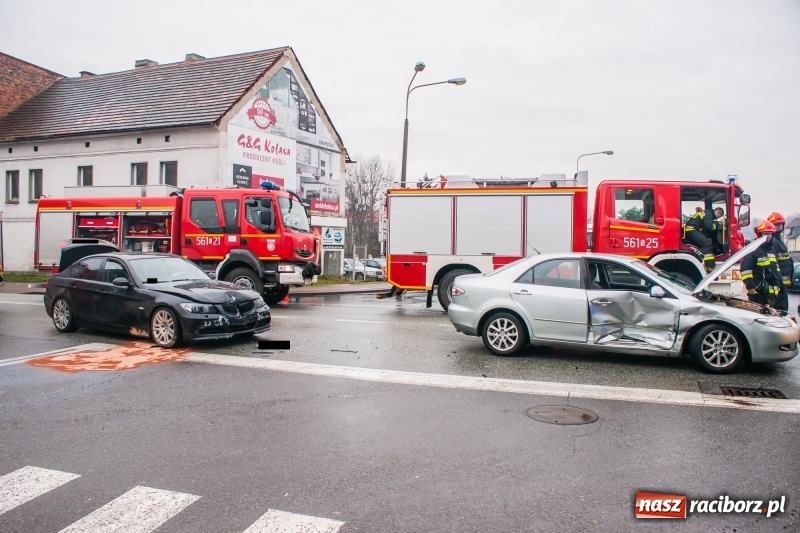 Zdjęcie w galerii na portalu naszraciborz.pl: Zderzenie BMW i mazdy zablokowało skrzyżowanie przy mleczarni wiadomości z regionu