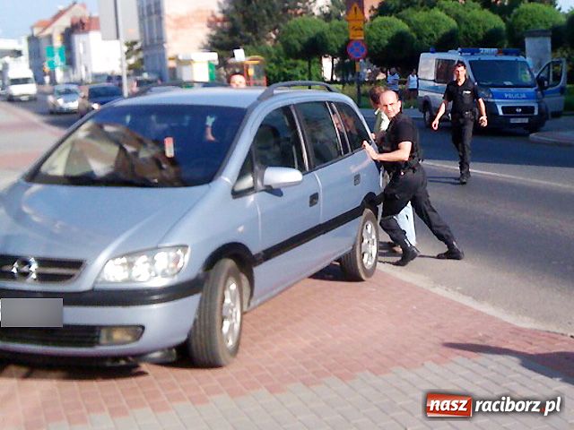 Zdjęcie w galerii na portalu naszraciborz.pl: Auto zjechało, kierowca na strzyżeniu wiadomości z regionu