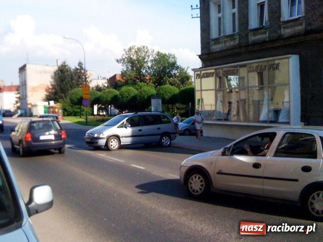 Zdjęcie w galerii na portalu naszraciborz.pl: Auto zjechało, kierowca na strzyżeniu wiadomości z regionu