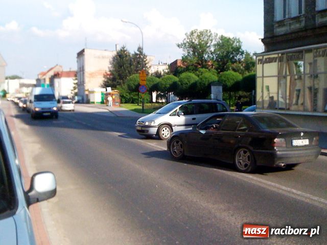 Zdjęcie w galerii na portalu naszraciborz.pl: Auto zjechało, kierowca na strzyżeniu wiadomości z regionu