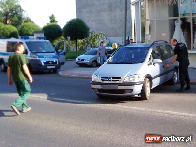 Zdjęcie w galerii na portalu naszraciborz.pl: Auto zjechało, kierowca na strzyżeniu wiadomości z regionu