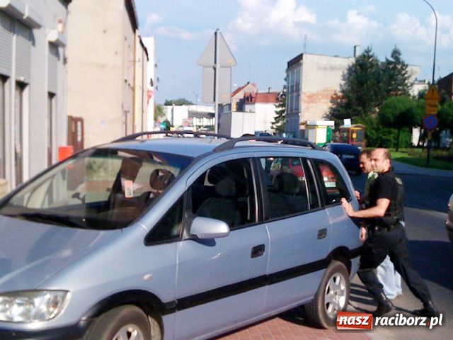 Zdjęcie w galerii na portalu naszraciborz.pl: Auto zjechało, kierowca na strzyżeniu wiadomości z regionu