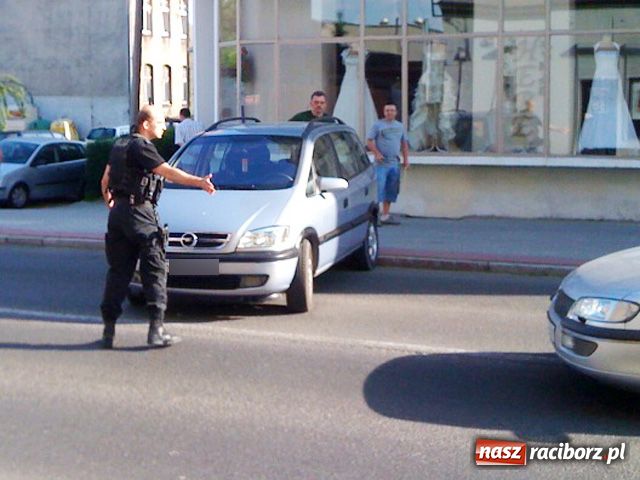 Zdjęcie w galerii na portalu naszraciborz.pl: Auto zjechało, kierowca na strzyżeniu wiadomości z regionu