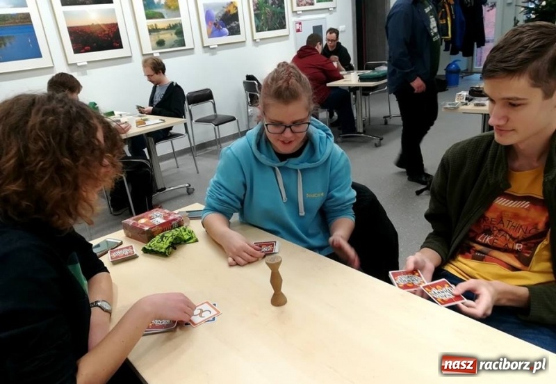 Zdjęcie w galerii na portalu naszraciborz.pl: Miłośnicy fantastyki rozegrali pojedynki w bibliotece wiadomości z regionu