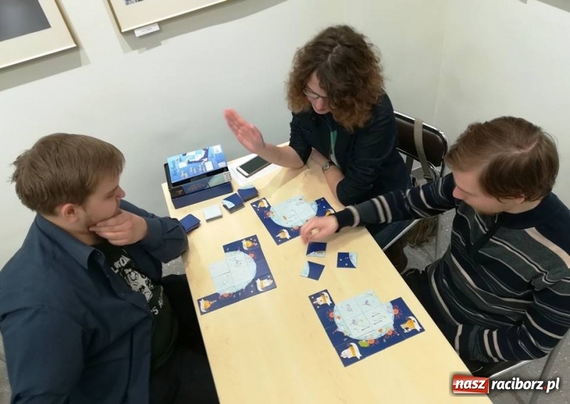 Zdjęcie w galerii na portalu naszraciborz.pl: Miłośnicy fantastyki rozegrali pojedynki w bibliotece wiadomości z regionu