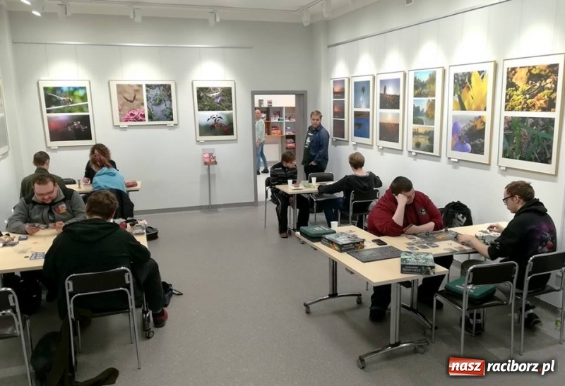 Zdjęcie w galerii na portalu naszraciborz.pl: Miłośnicy fantastyki rozegrali pojedynki w bibliotece wiadomości z regionu