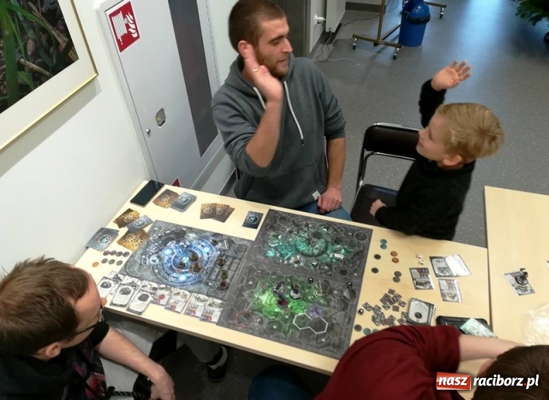 Zdjęcie w galerii na portalu naszraciborz.pl: Miłośnicy fantastyki rozegrali pojedynki w bibliotece wiadomości z regionu