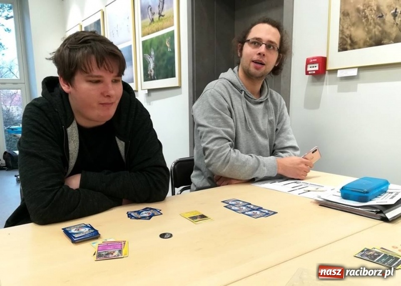 Zdjęcie w galerii na portalu naszraciborz.pl: Miłośnicy fantastyki rozegrali pojedynki w bibliotece wiadomości z regionu