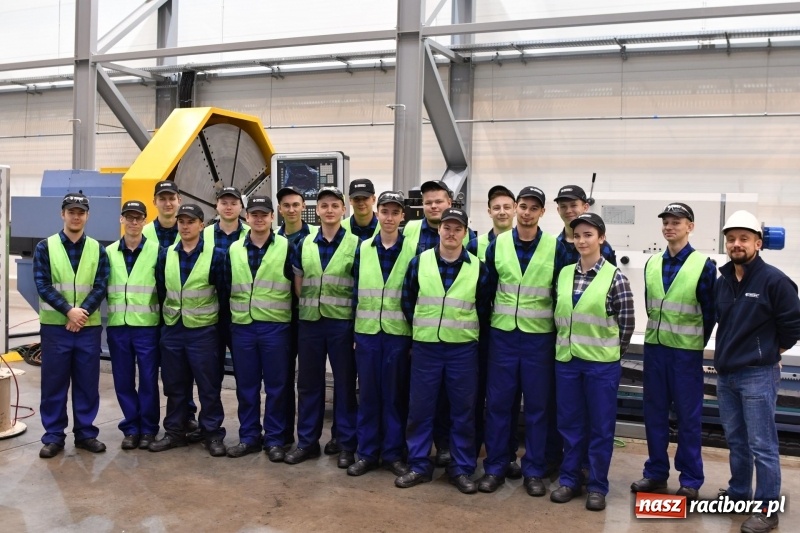 Zdjęcie w galerii na portalu naszraciborz.pl: Przyszli fachowcy zdobywali doświadczenie w firmie Rafamet wiadomości z regionu