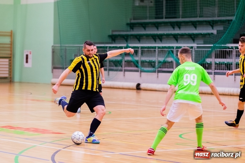 Zdjęcie w galerii na portalu naszraciborz.pl: Emocjonujący piątek w HLPN. Dreszczowiec w starciu Cukierni z Galaktikos wiadomości z regionu