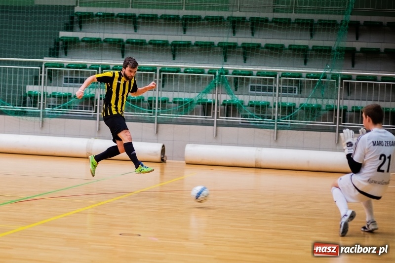 Zdjęcie w galerii na portalu naszraciborz.pl: Emocjonujący piątek w HLPN. Dreszczowiec w starciu Cukierni z Galaktikos wiadomości z regionu