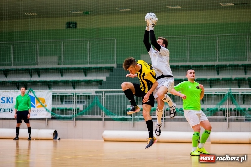 Zdjęcie w galerii na portalu naszraciborz.pl: Emocjonujący piątek w HLPN. Dreszczowiec w starciu Cukierni z Galaktikos wiadomości z regionu