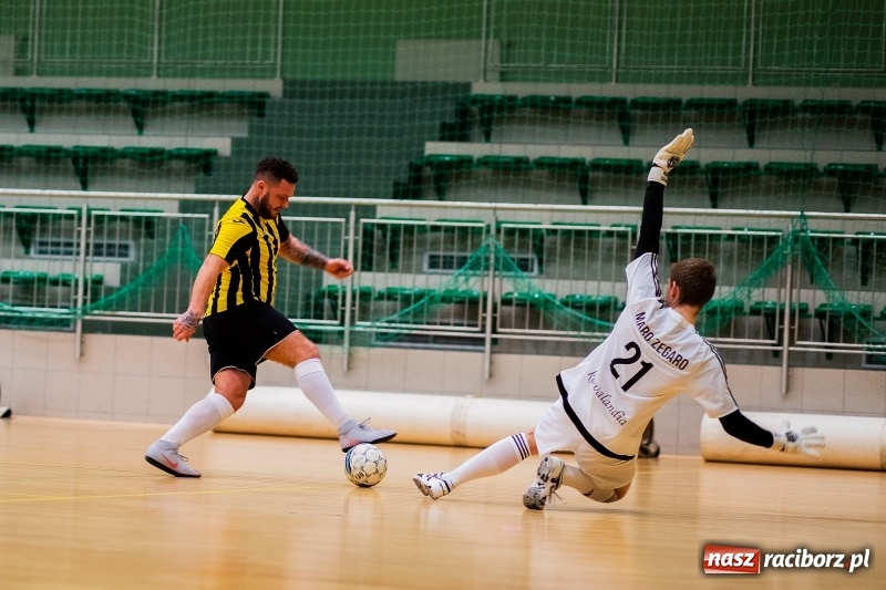 Zdjęcie w galerii na portalu naszraciborz.pl: Emocjonujący piątek w HLPN. Dreszczowiec w starciu Cukierni z Galaktikos wiadomości z regionu