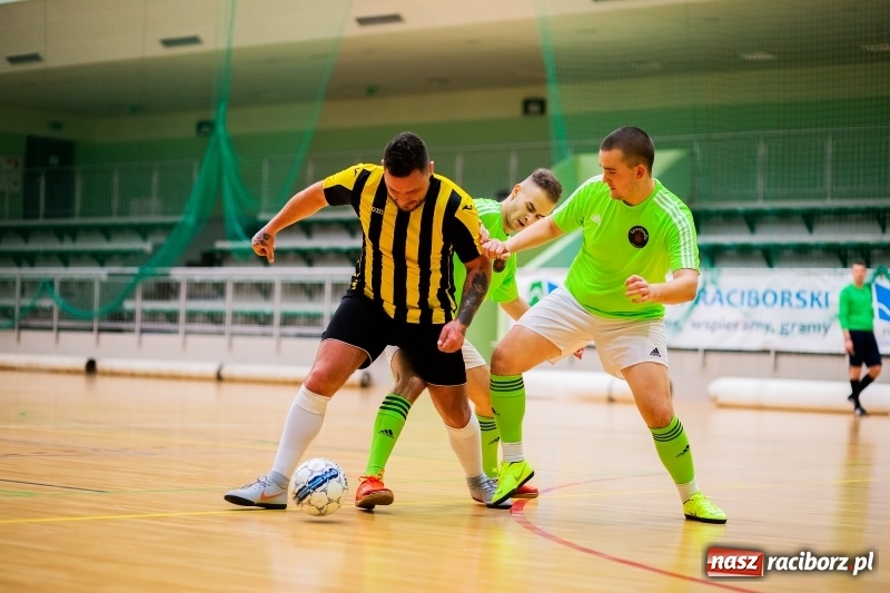 Zdjęcie w galerii na portalu naszraciborz.pl: Emocjonujący piątek w HLPN. Dreszczowiec w starciu Cukierni z Galaktikos wiadomości z regionu
