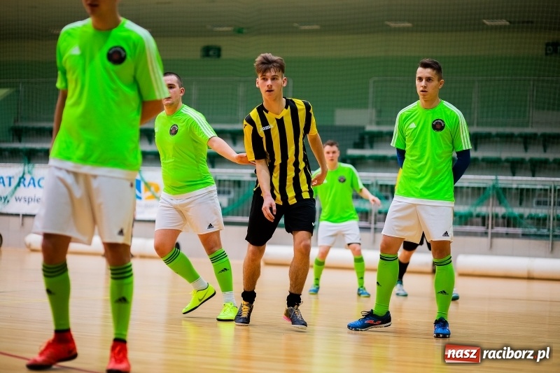 Zdjęcie w galerii na portalu naszraciborz.pl: Emocjonujący piątek w HLPN. Dreszczowiec w starciu Cukierni z Galaktikos wiadomości z regionu