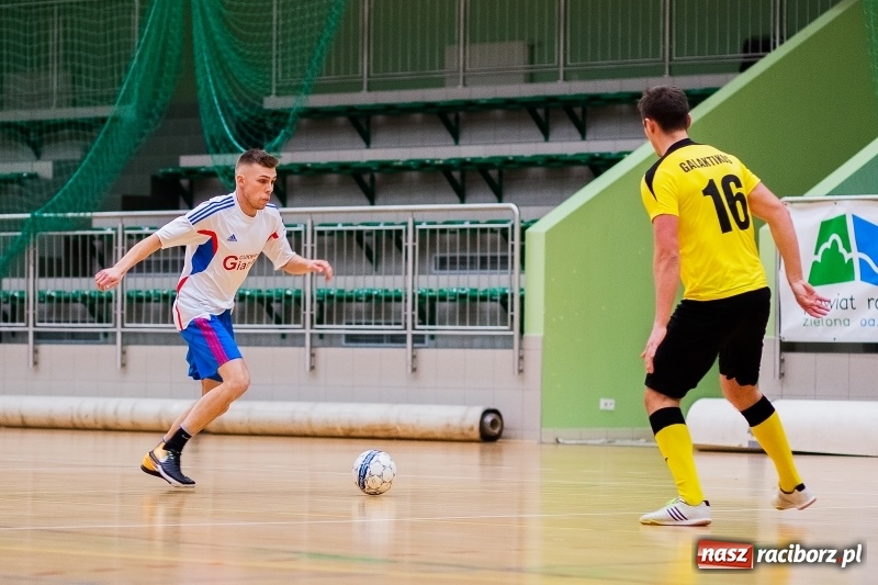 Zdjęcie w galerii na portalu naszraciborz.pl: Emocjonujący piątek w HLPN. Dreszczowiec w starciu Cukierni z Galaktikos wiadomości z regionu