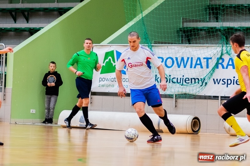 Zdjęcie w galerii na portalu naszraciborz.pl: Emocjonujący piątek w HLPN. Dreszczowiec w starciu Cukierni z Galaktikos wiadomości z regionu