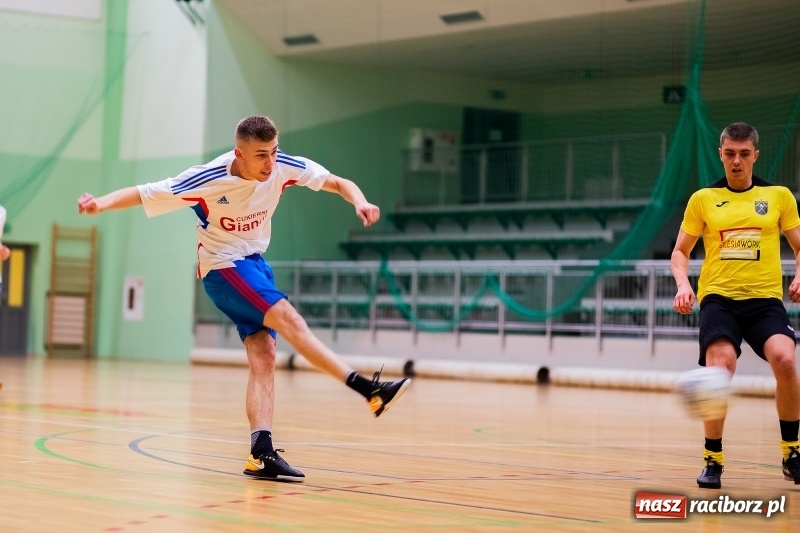 Zdjęcie w galerii na portalu naszraciborz.pl: Emocjonujący piątek w HLPN. Dreszczowiec w starciu Cukierni z Galaktikos wiadomości z regionu