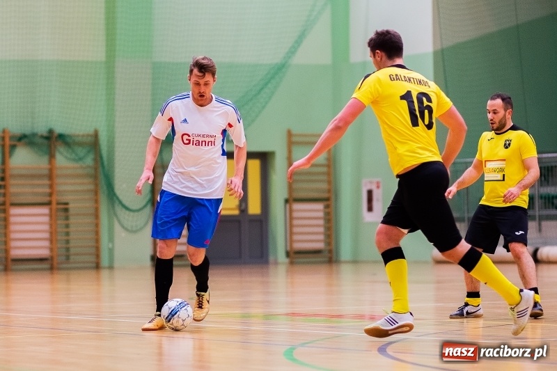 Zdjęcie w galerii na portalu naszraciborz.pl: Emocjonujący piątek w HLPN. Dreszczowiec w starciu Cukierni z Galaktikos wiadomości z regionu