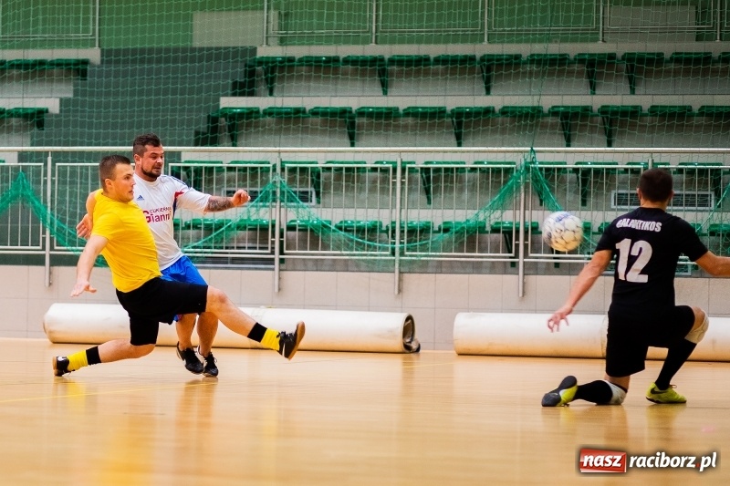 Zdjęcie w galerii na portalu naszraciborz.pl: Emocjonujący piątek w HLPN. Dreszczowiec w starciu Cukierni z Galaktikos wiadomości z regionu