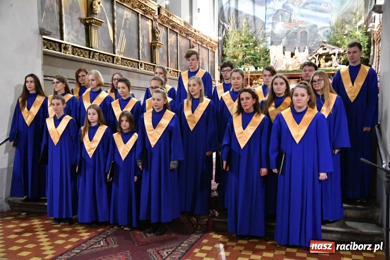 Zdjęcie w galerii na portalu naszraciborz.pl: Kolędy i pastorałki zabrzmiały w świątyni farnej wiadomości z regionu