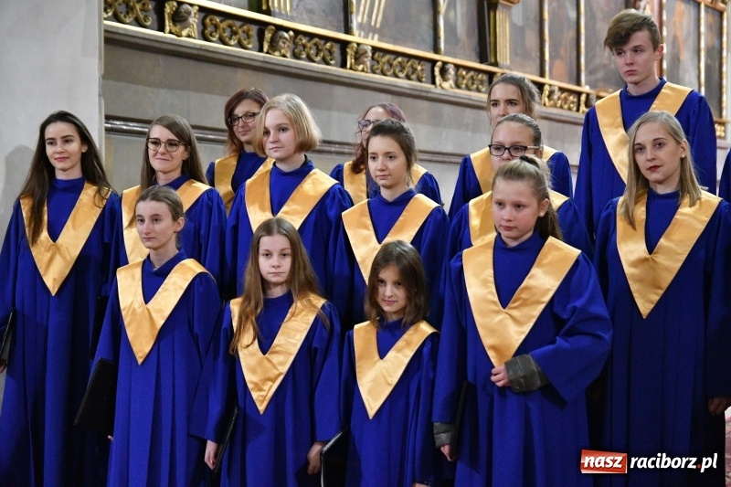 Zdjęcie w galerii na portalu naszraciborz.pl: Kolędy i pastorałki zabrzmiały w świątyni farnej wiadomości z regionu