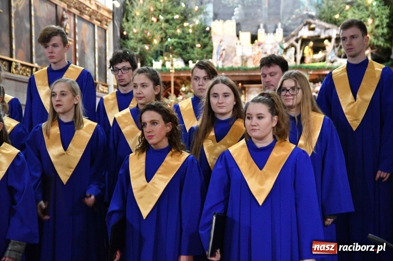 Zdjęcie w galerii na portalu naszraciborz.pl: Kolędy i pastorałki zabrzmiały w świątyni farnej wiadomości z regionu