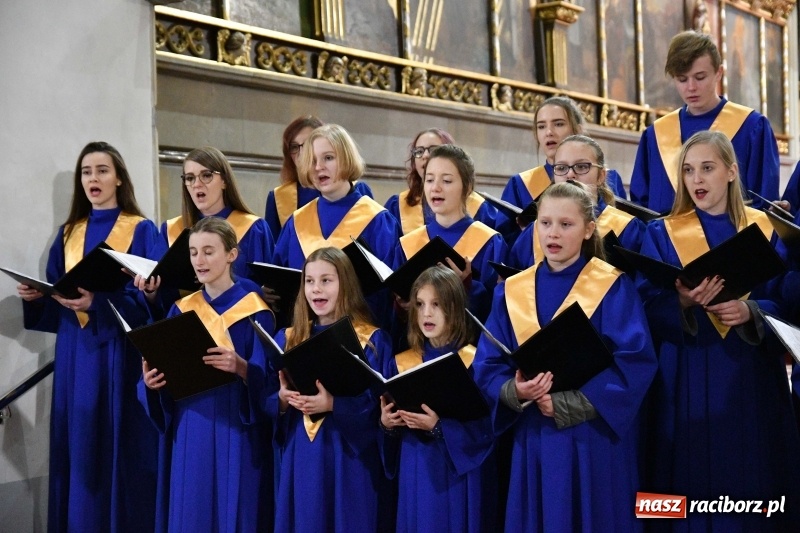 Zdjęcie w galerii na portalu naszraciborz.pl: Kolędy i pastorałki zabrzmiały w świątyni farnej wiadomości z regionu