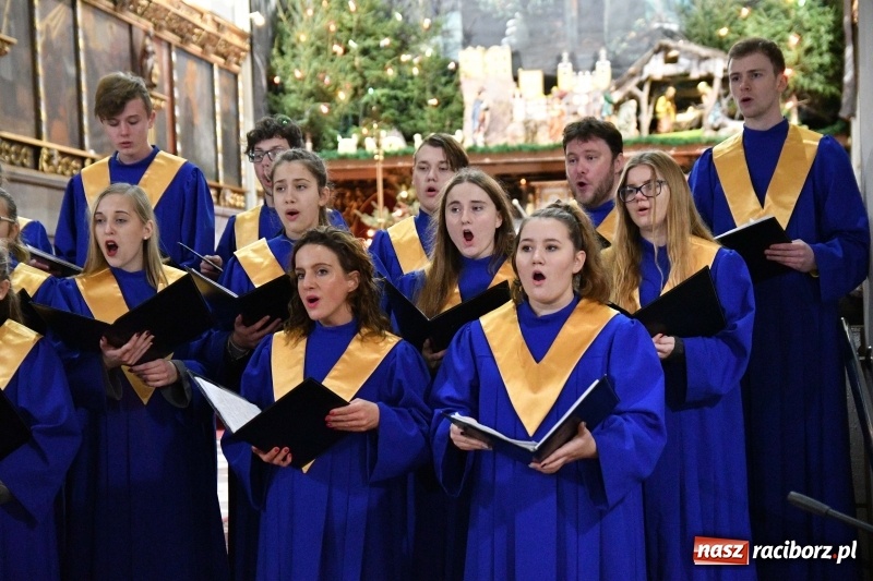 Zdjęcie w galerii na portalu naszraciborz.pl: Kolędy i pastorałki zabrzmiały w świątyni farnej wiadomości z regionu