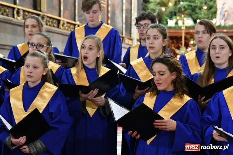Zdjęcie w galerii na portalu naszraciborz.pl: Kolędy i pastorałki zabrzmiały w świątyni farnej wiadomości z regionu