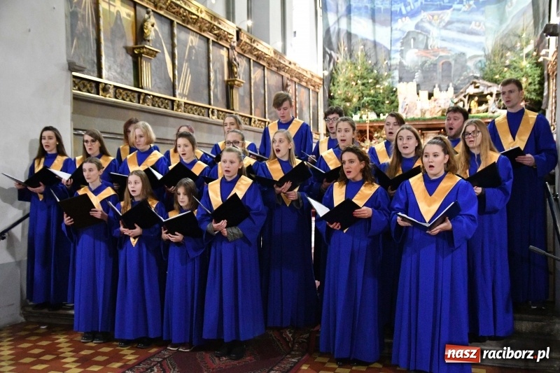 Zdjęcie w galerii na portalu naszraciborz.pl: Kolędy i pastorałki zabrzmiały w świątyni farnej wiadomości z regionu