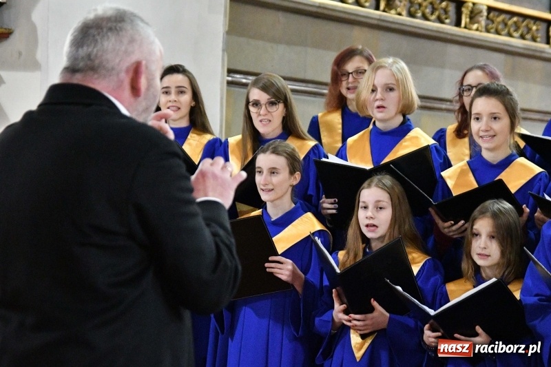 Zdjęcie w galerii na portalu naszraciborz.pl: Kolędy i pastorałki zabrzmiały w świątyni farnej wiadomości z regionu