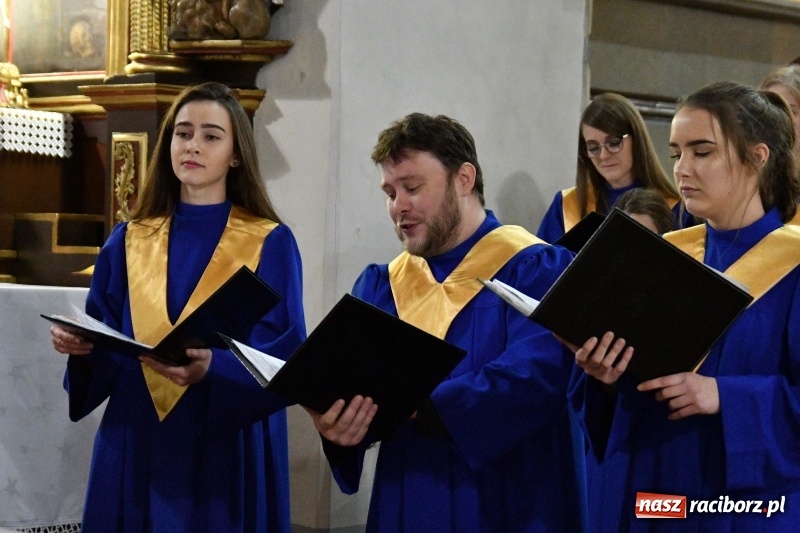Zdjęcie w galerii na portalu naszraciborz.pl: Kolędy i pastorałki zabrzmiały w świątyni farnej wiadomości z regionu