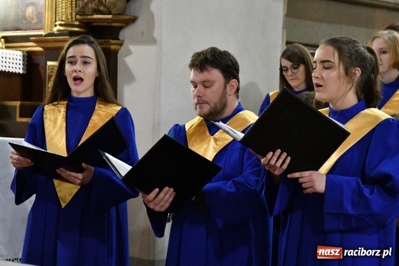 Zdjęcie w galerii na portalu naszraciborz.pl: Kolędy i pastorałki zabrzmiały w świątyni farnej wiadomości z regionu