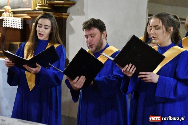 Zdjęcie w galerii na portalu naszraciborz.pl: Kolędy i pastorałki zabrzmiały w świątyni farnej wiadomości z regionu