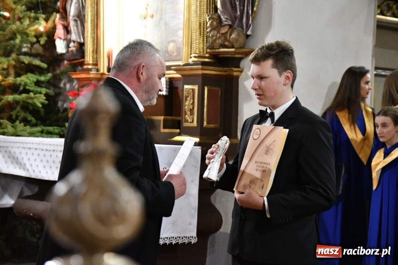 Zdjęcie w galerii na portalu naszraciborz.pl: Kolędy i pastorałki zabrzmiały w świątyni farnej wiadomości z regionu