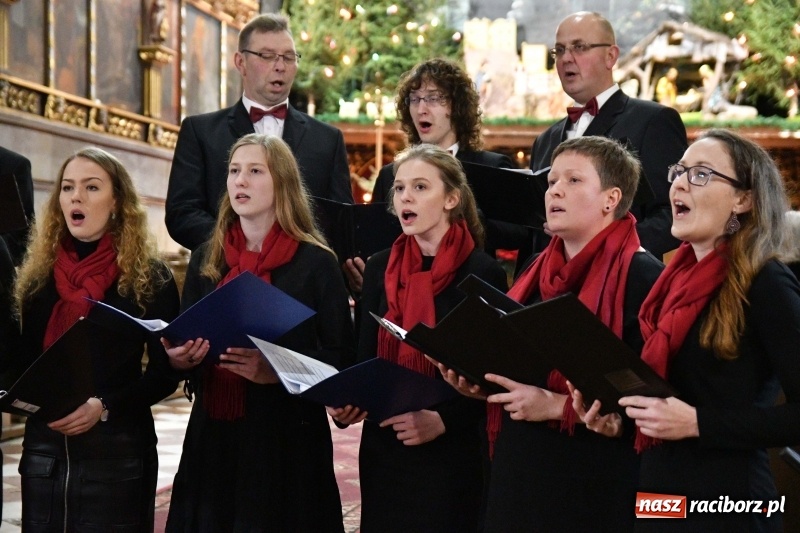 Zdjęcie w galerii na portalu naszraciborz.pl: Kolędy i pastorałki zabrzmiały w świątyni farnej wiadomości z regionu