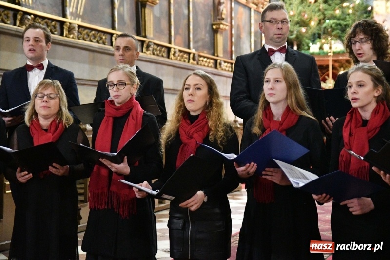 Zdjęcie w galerii na portalu naszraciborz.pl: Kolędy i pastorałki zabrzmiały w świątyni farnej wiadomości z regionu