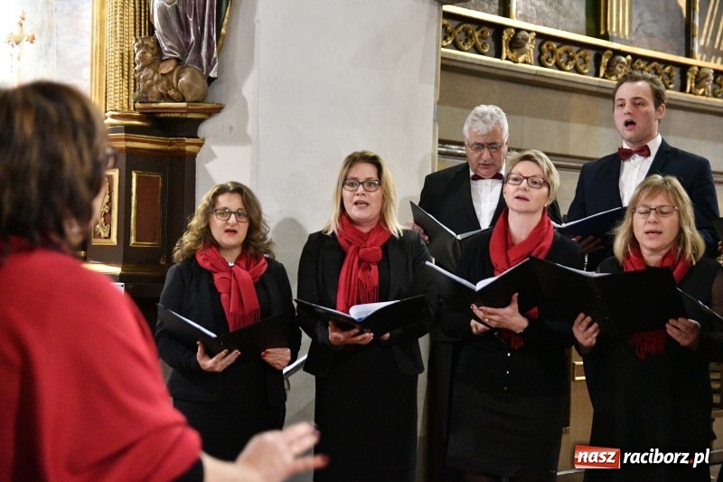Zdjęcie w galerii na portalu naszraciborz.pl: Kolędy i pastorałki zabrzmiały w świątyni farnej wiadomości z regionu
