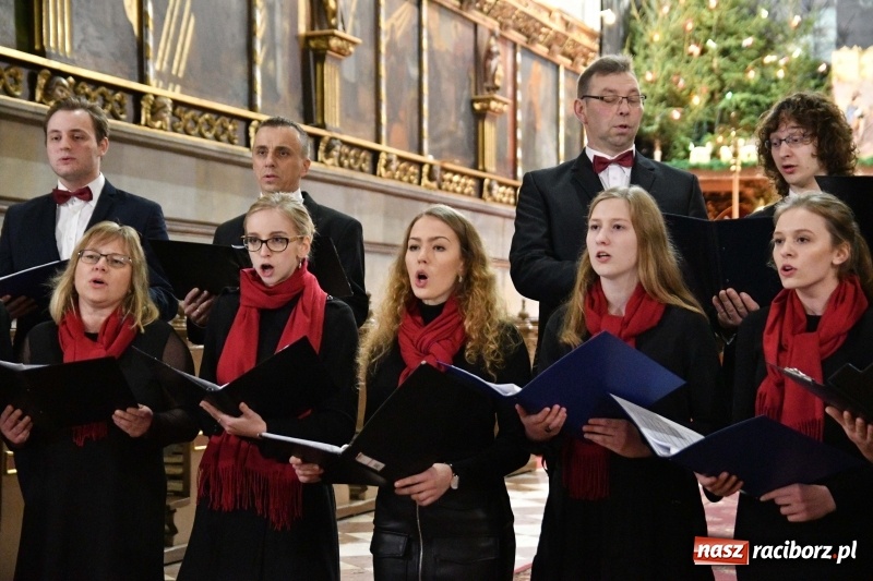 Zdjęcie w galerii na portalu naszraciborz.pl: Kolędy i pastorałki zabrzmiały w świątyni farnej wiadomości z regionu