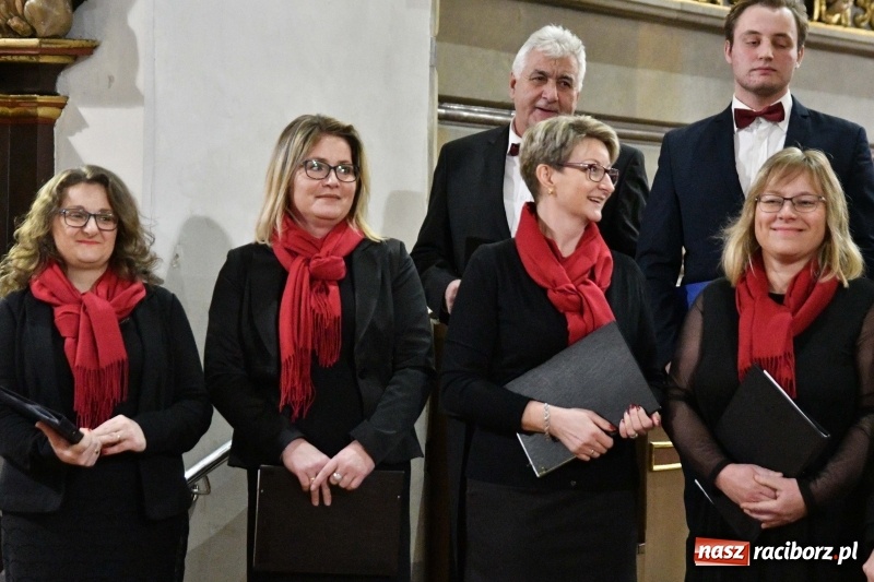 Zdjęcie w galerii na portalu naszraciborz.pl: Kolędy i pastorałki zabrzmiały w świątyni farnej wiadomości z regionu