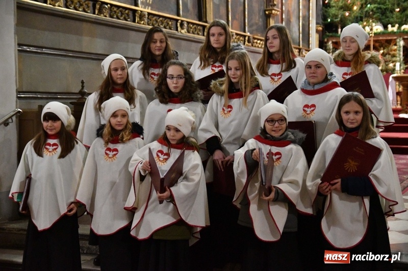 Zdjęcie w galerii na portalu naszraciborz.pl: Kolędy i pastorałki zabrzmiały w świątyni farnej wiadomości z regionu