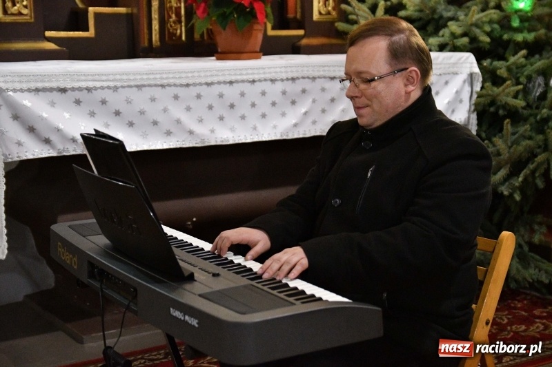 Zdjęcie w galerii na portalu naszraciborz.pl: Kolędy i pastorałki zabrzmiały w świątyni farnej wiadomości z regionu