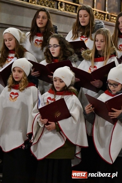 Zdjęcie w galerii na portalu naszraciborz.pl: Kolędy i pastorałki zabrzmiały w świątyni farnej wiadomości z regionu