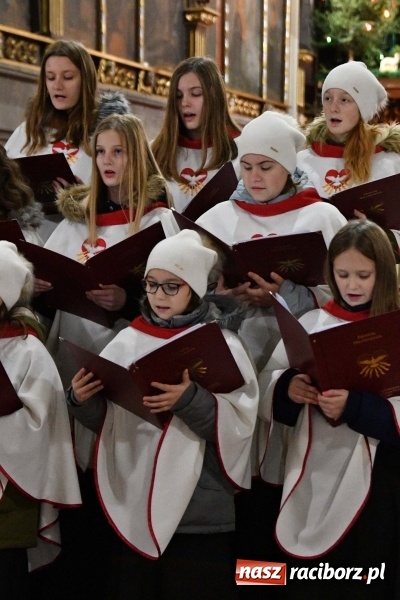 Zdjęcie w galerii na portalu naszraciborz.pl: Kolędy i pastorałki zabrzmiały w świątyni farnej wiadomości z regionu