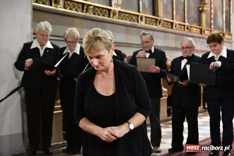 Zdjęcie w galerii na portalu naszraciborz.pl: Kolędy i pastorałki zabrzmiały w świątyni farnej wiadomości z regionu