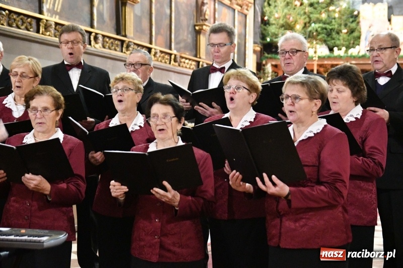 Zdjęcie w galerii na portalu naszraciborz.pl: Kolędy i pastorałki zabrzmiały w świątyni farnej wiadomości z regionu