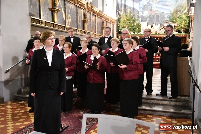 Zdjęcie w galerii na portalu naszraciborz.pl: Kolędy i pastorałki zabrzmiały w świątyni farnej wiadomości z regionu