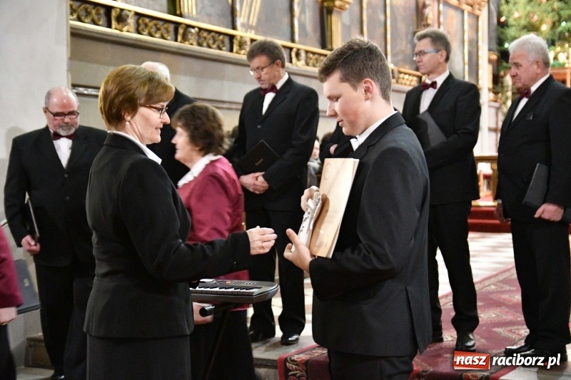 Zdjęcie w galerii na portalu naszraciborz.pl: Kolędy i pastorałki zabrzmiały w świątyni farnej wiadomości z regionu