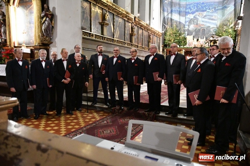 Zdjęcie w galerii na portalu naszraciborz.pl: Kolędy i pastorałki zabrzmiały w świątyni farnej wiadomości z regionu